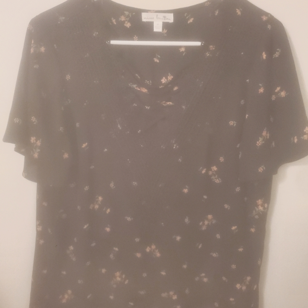 Cute blouse with front detail